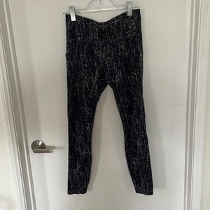 Athleta size medium black patterned leggings with pockets